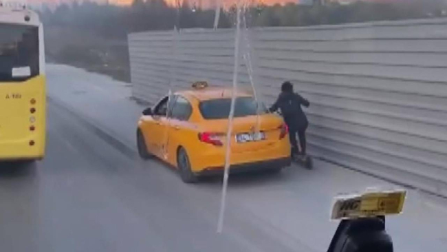 Kaldırımdan ilerleyen taksici scootera çarptı